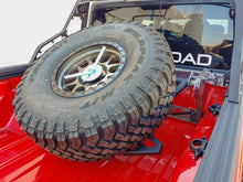 Load image into Gallery viewer, Gladiator In Bed Adjustable Tire Carrier For 20-Pres Jeep Gladiator